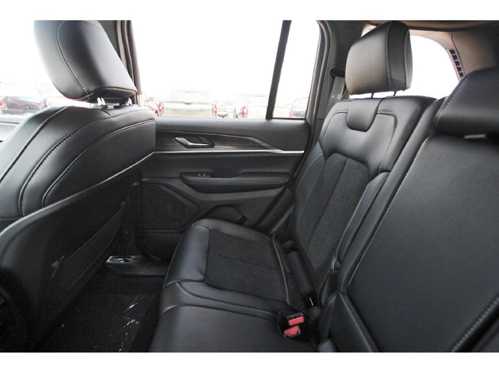 2027 Jeep Grand Cherokee Laredo Altitude