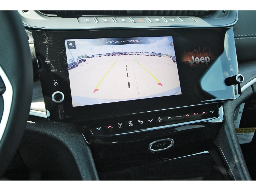 2027 Jeep Grand Cherokee Laredo Altitude