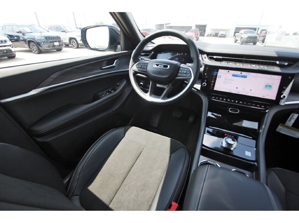 2027 Jeep Grand Cherokee Laredo Altitude