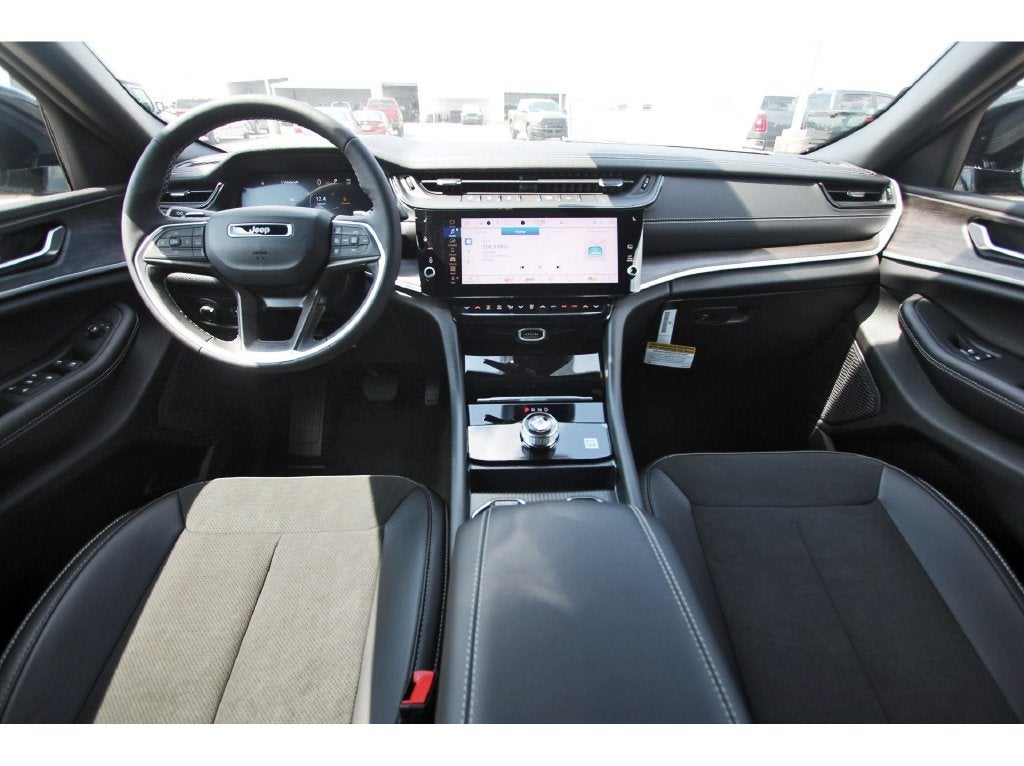 2027 Jeep Grand Cherokee Laredo Altitude