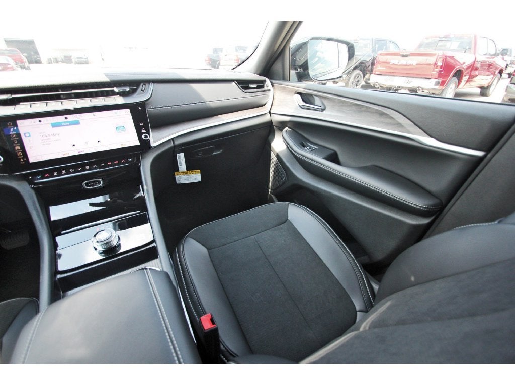 2027 Jeep Grand Cherokee Laredo Altitude