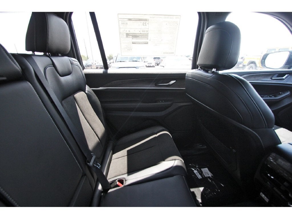 2027 Jeep Grand Cherokee Laredo Altitude