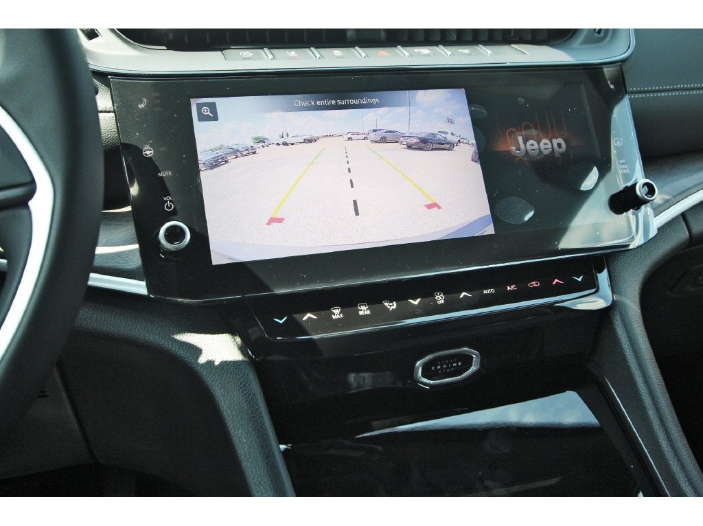 2027 Jeep Grand Cherokee Laredo Altitude