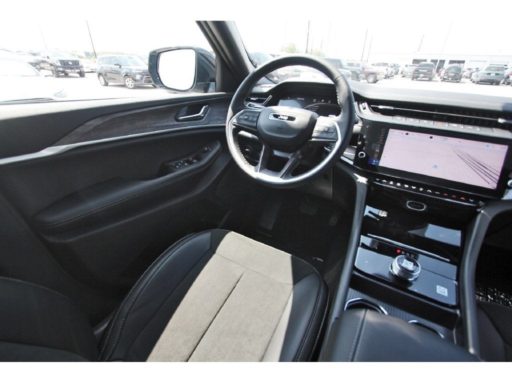 2027 Jeep Grand Cherokee Laredo Altitude