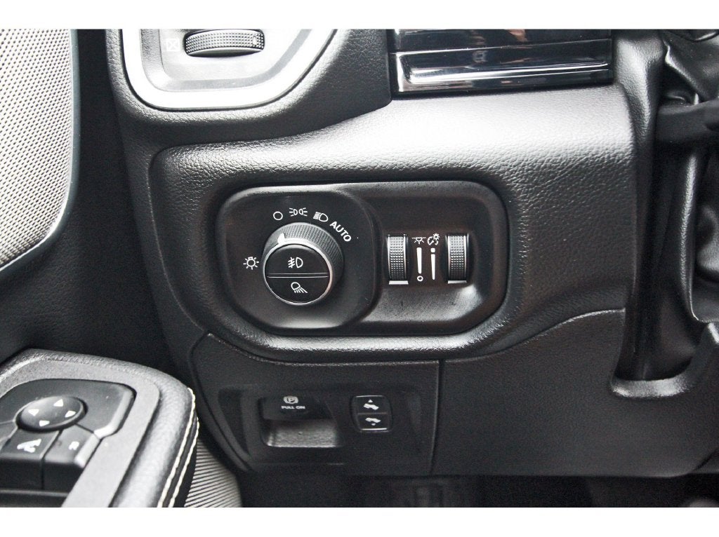 2025 RAM 1500 Laramie Dual–Pane Panoramic Sunroof - Night Edition