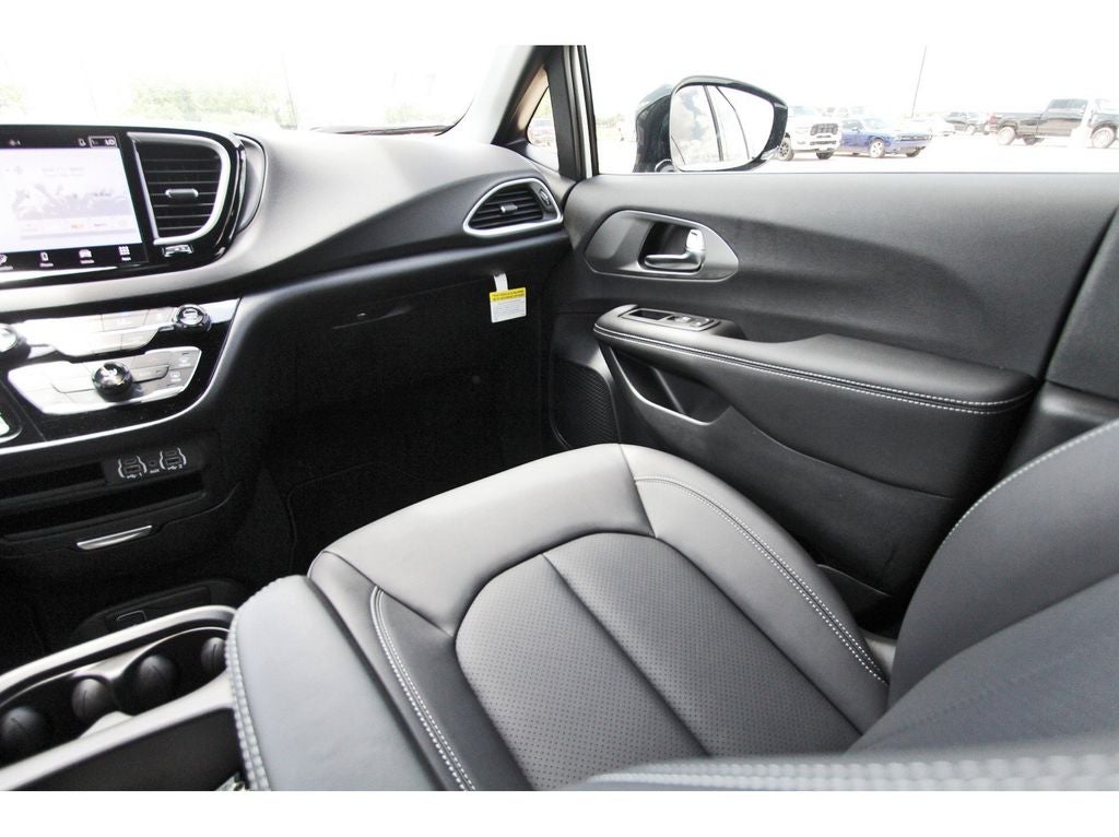 2025 Chrysler Voyager VOYAGER LX