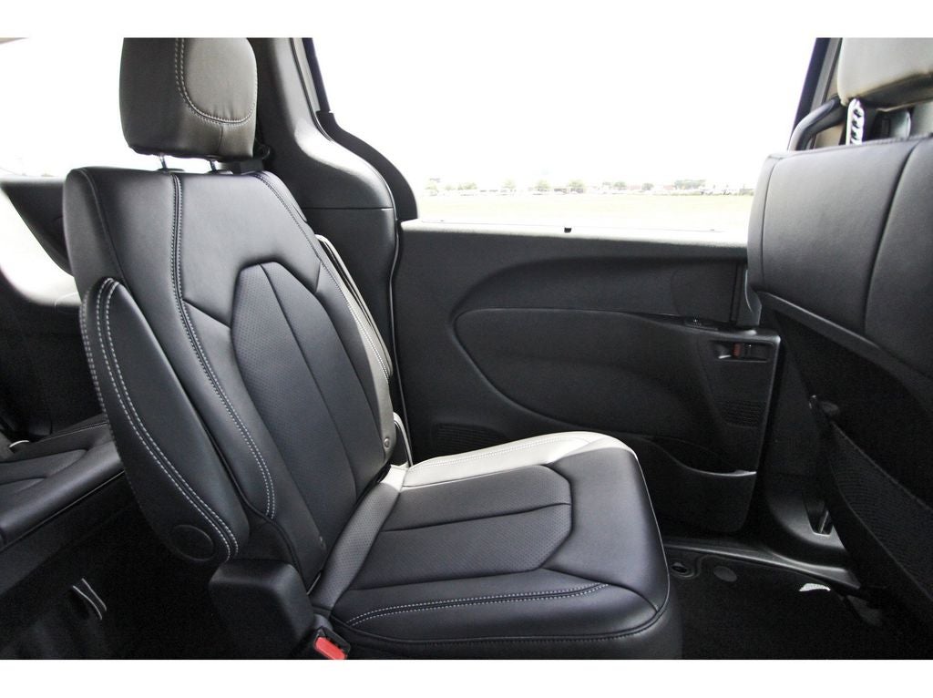 2025 Chrysler Voyager VOYAGER LX