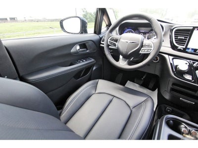 2025 Chrysler Voyager VOYAGER LX